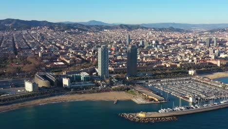 Olympischer-Hafen-Barcelona-Spanien-Riesiger-Wolkenkratzer-Und-Türme-Sonniger-Luftaufnahmetag